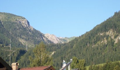 Aussicht auf die Nebelhorn Mittelstation und die Skisprung-Schanze